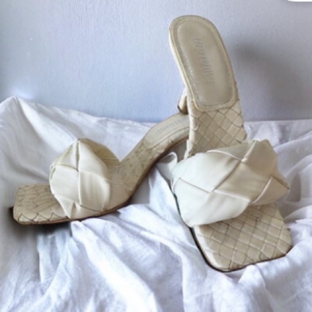 CAPE ROBBIN white faux leather heels size 5.5